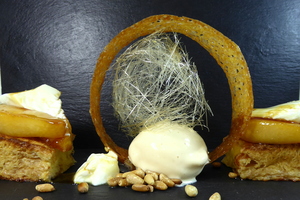 Brioche with caramelized pears and apples, dried fruit, curd and honey-ice cream