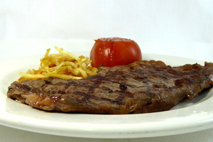 Grilled entrecôt with roasted tomatoes and chips