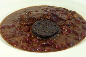 Red kidney bean stew with black pudding