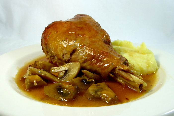 Muslos de pavo braseados con champiñón y puré de patata