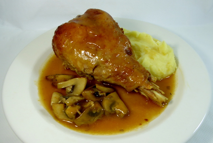 Muslos de pavo braseados con champiñón y puré de patata