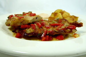 Txerri txuleta ozpin olio, rissole patata eta tomate mahonesarekin