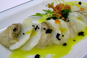 Ensalada de ostras y bacalao con pilpil de zumo de naranja