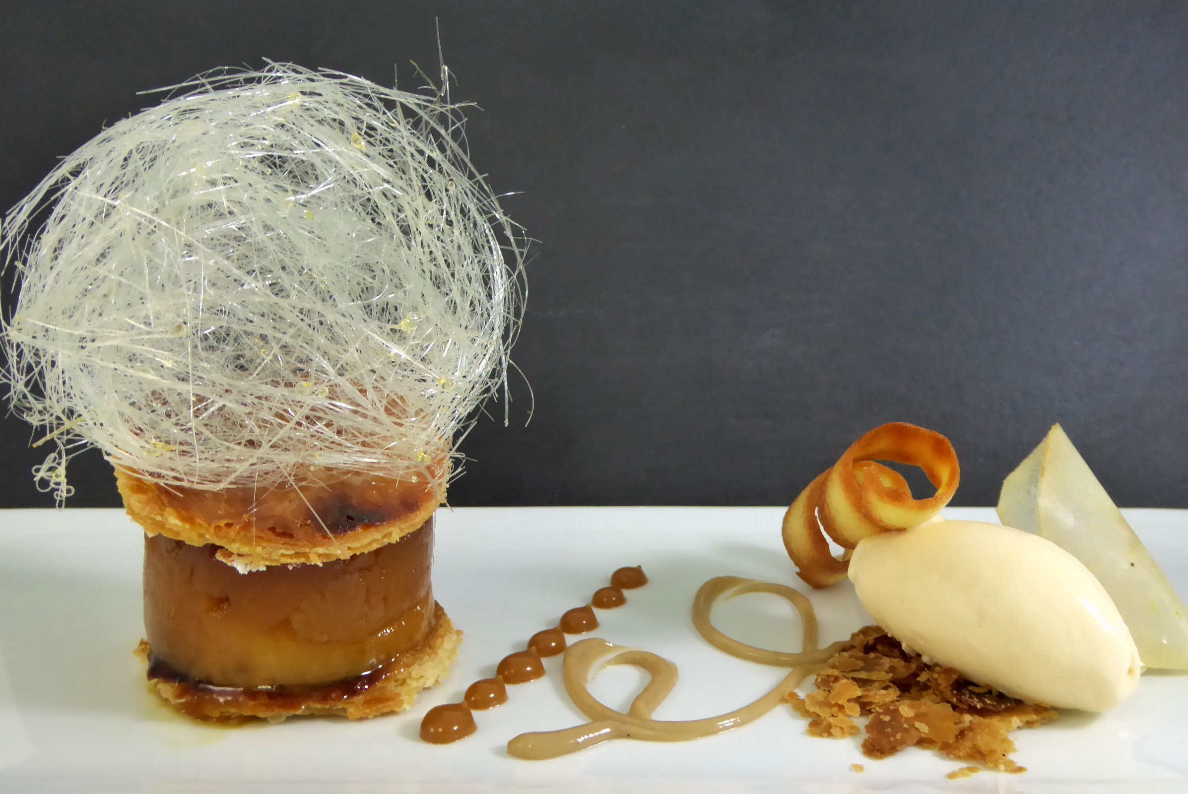 Hojaldre de manzana con helado de vainilla