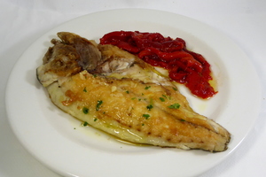 Dorada a la plancha con pimientos rojos