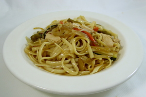 Noodles with assorted vegetables, chicken and soya sauce