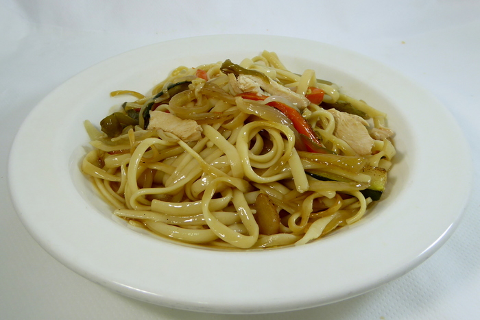 Noodles con verduras, pollo y salsa de soja