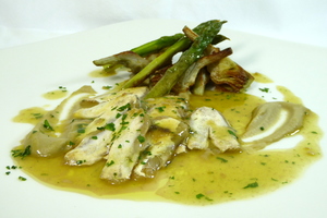 ‘Kokotxas’ hake cheeks with asparagus and artichokes in green sauce