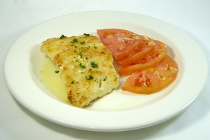 Bacalao a la  plancha con ensalada de tomate con ajo