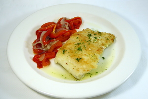 Bacalao a la plancha con pimiento y cebolla