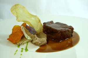 Carrilleras braseadas con puré de castañas y chips de verduras