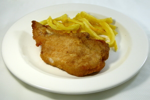 Chuleta de cerdo empanada con patatas 