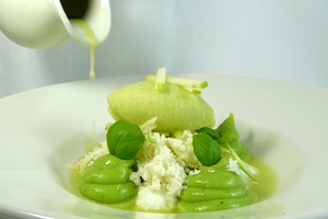 Manzana Granny Smith en texturas, Gin, wasabi, crema de albahaca y yogur