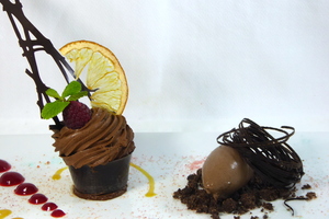 Cazuelita de mousse de chocolate con ciruelas al jerez  y helado de chocolate-naranja