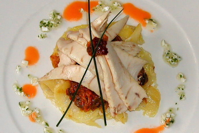 Etxean egindako "hegaluzea-oliotan" entsalada, piperradarekin