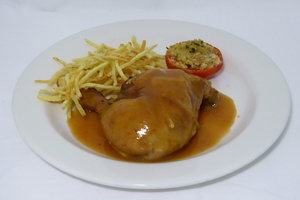 Braised chicken with chips and baked tomatoes
