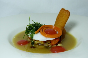 Lasagna de begihandi rellena de hongos en sopa de patata y chipirón