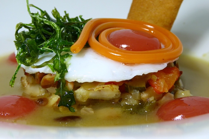 Lasagna de begihandi rellena de hongos en sopa de patata y chipirón
