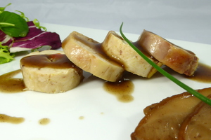 Ensalada de pollo de caserío relleno de foie con hongos