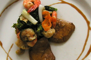 Ensalada templada de verduras de invierno con langostinos y foie