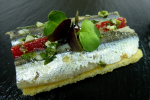 Montadito de anchoa y pimiento del piquillo