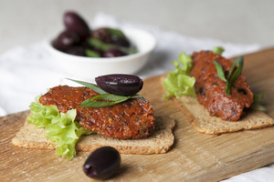 Tapenade de aceitunas, anchoas y bonito