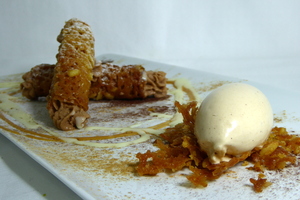 Rulos de piñones rellenos de mousse de avellana y helado de canela