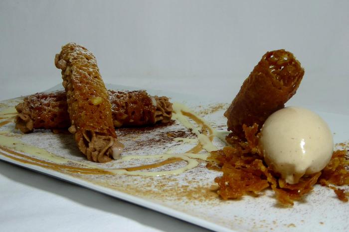 Rulos de piñones rellenos de mousse de avellana y helado de canela