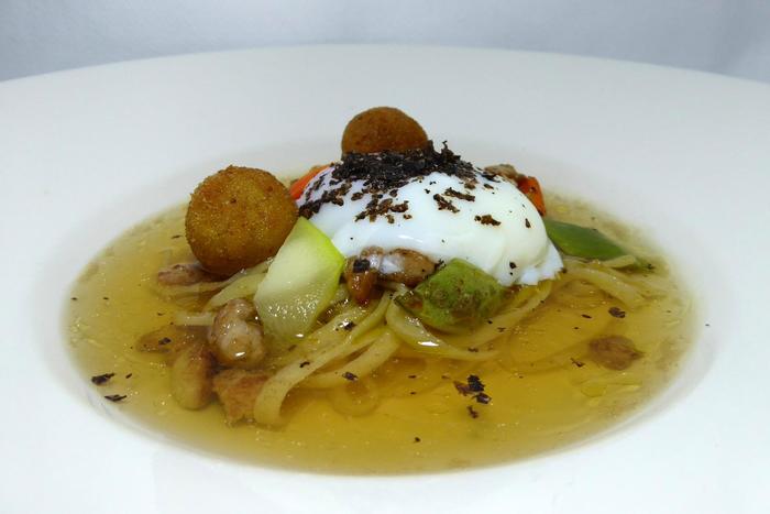 Huevos trufados en nido de pasta casera