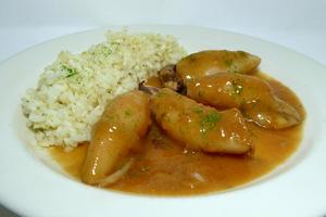 Chipirones estofados con crema de gambas y arroz pilaw