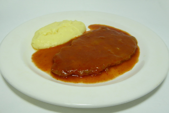 Urtume pla-pla egina bizkaitar saltsa eta patata purea