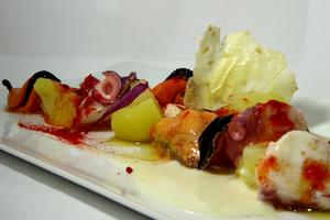 Ensalada de pulpo y mejillones con crema de bacón