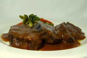 Veal cheeks seasoned with Pedro Ximénez and garnished with vegetables