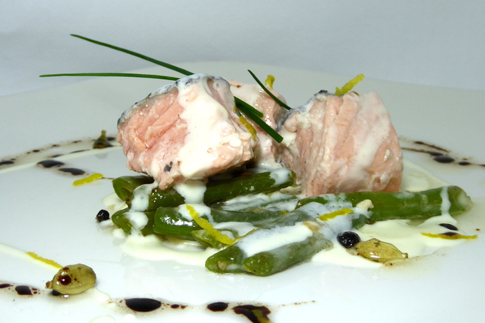 Marinated salmon with garlic cream and sautéed green beans