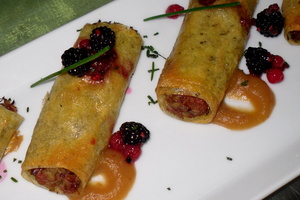Crunchy spring roll filled with duck and apple jam