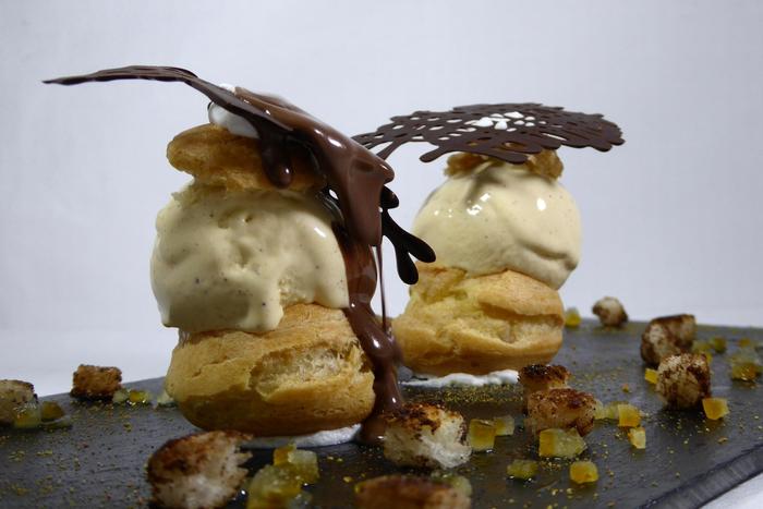 Chouquettes con helado y pan de especias, confitura de naranja amarga, chupito de chocolate y chantilly