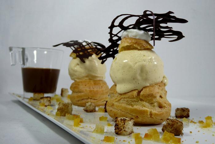 Chouquettes con helado y pan de especias, confitura de naranja amarga, chupito de chocolate y chantilly