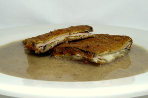 Berenjena rellena de lomo sajonia y crema de roquefort