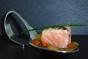 Salmon marinado sobre pisto