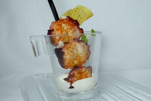 Brocheta de pulpo a la gallega con crema de patata y bacon