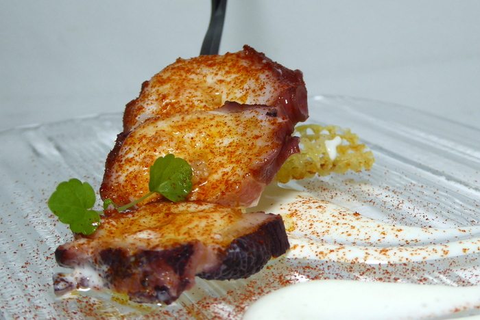 Brocheta de pulpo a la gallega con crema de patata y bacon