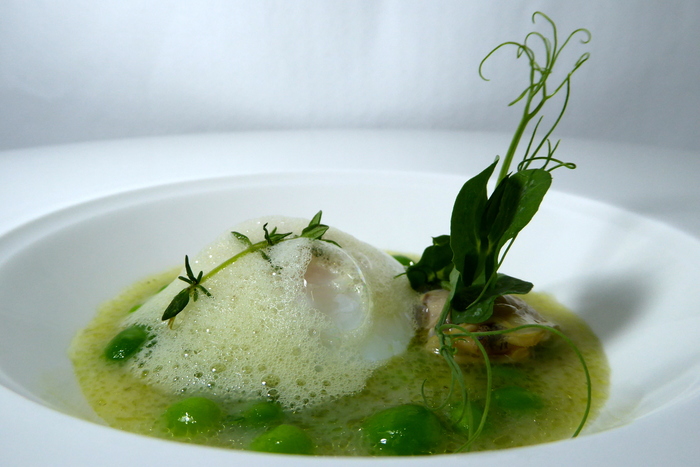 Low temperature free range eggs, clams and peas with green sauce foam