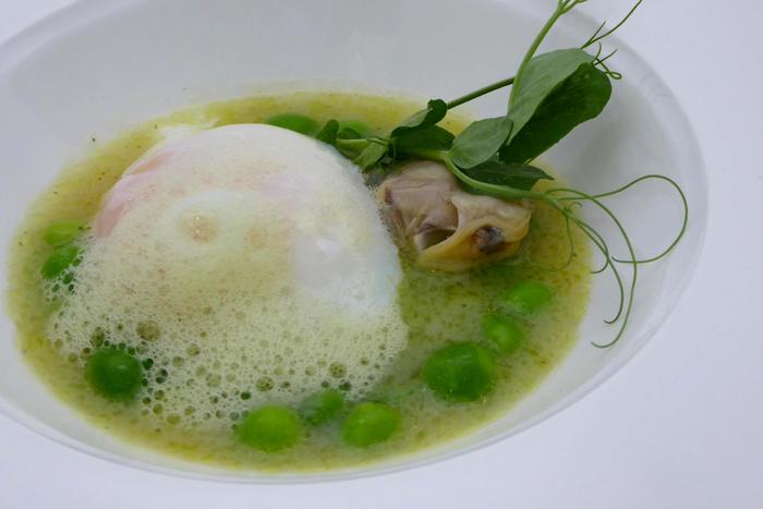 Low temperature free range eggs, clams and peas with green sauce foam