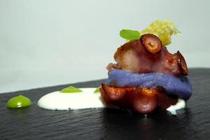 Milhoja de pulpo sobre puré de patata morada