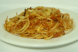 Spaghetti with mushrooms and green peppers