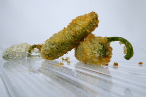 Pimientos verdes fritos rellenos de marisco