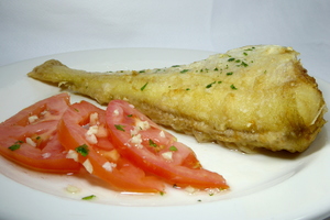 Faneca frita con ensalada de tomate