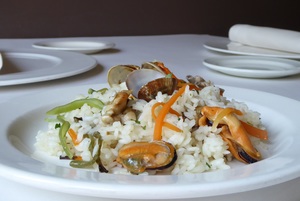 Arroz con pollo, mejillones y almejas