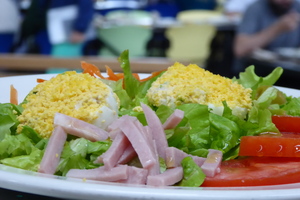 Ensalada con huevos rellenos