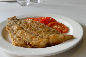 Platija frita con ensalada de tomate